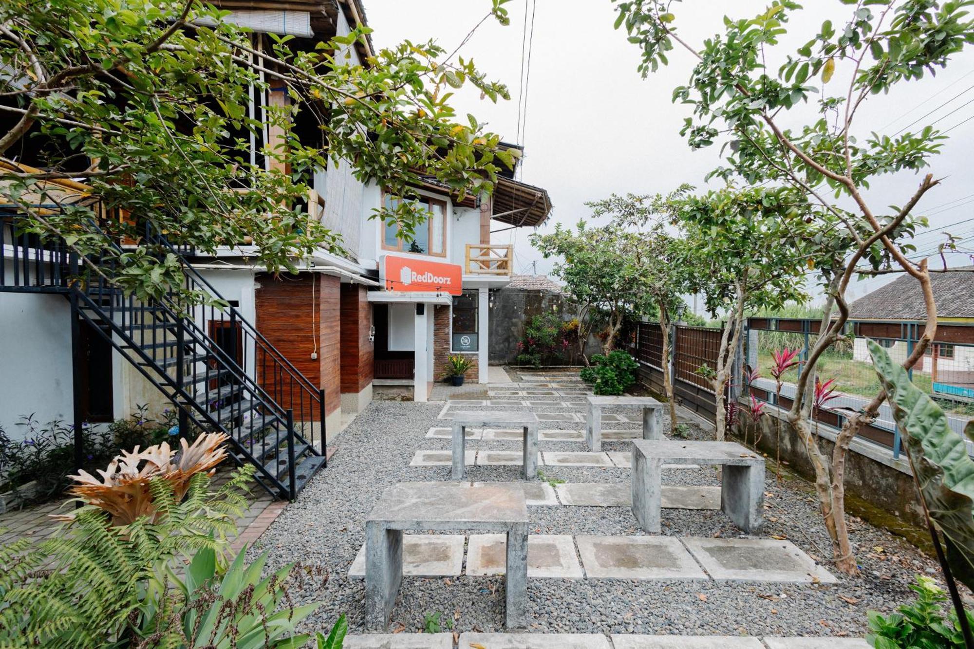 Reddoorz Syariah At Wisma Djokorio Poncokusumo 玛琅 外观 照片