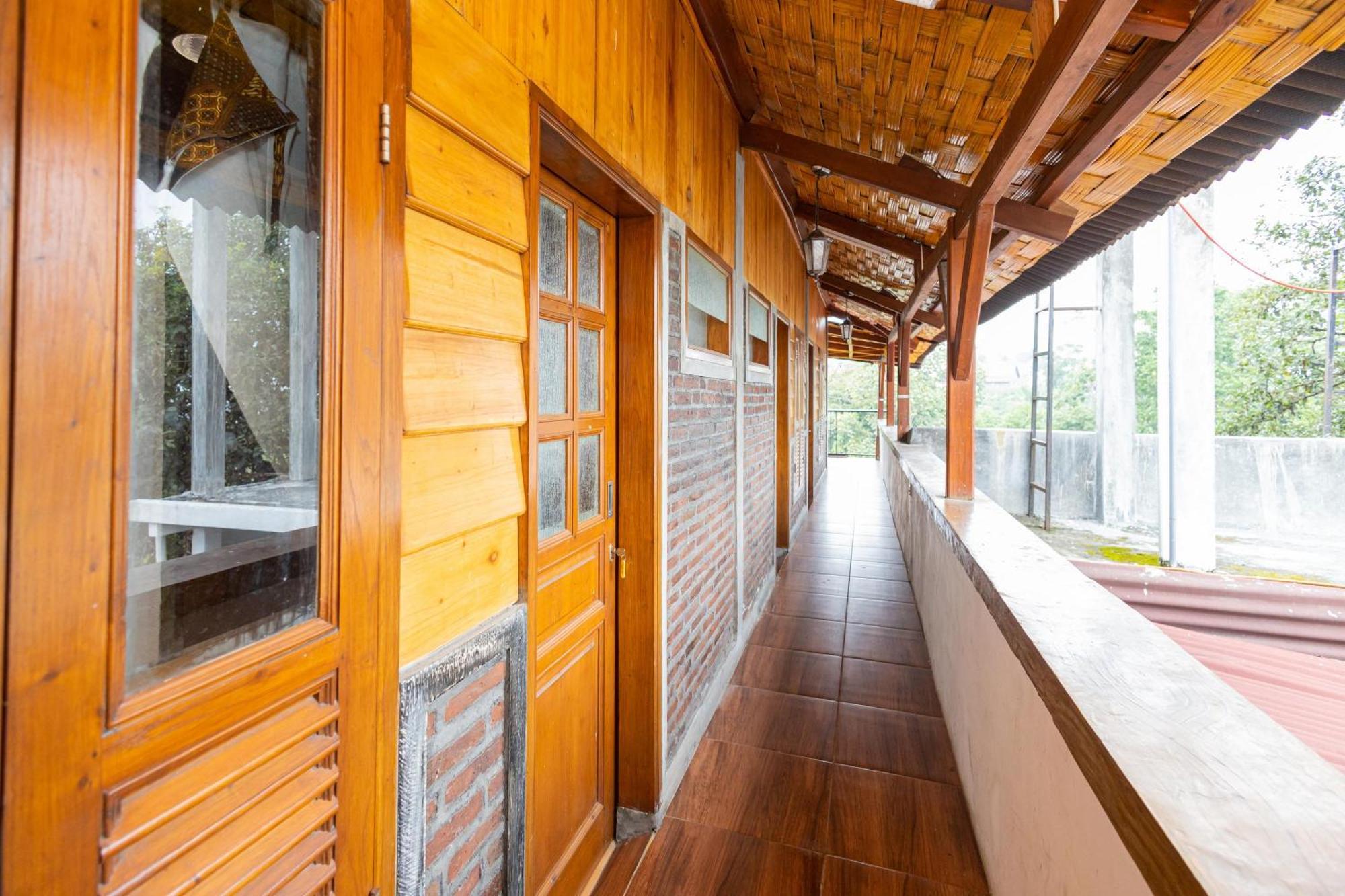 Reddoorz Syariah At Wisma Djokorio Poncokusumo 玛琅 外观 照片