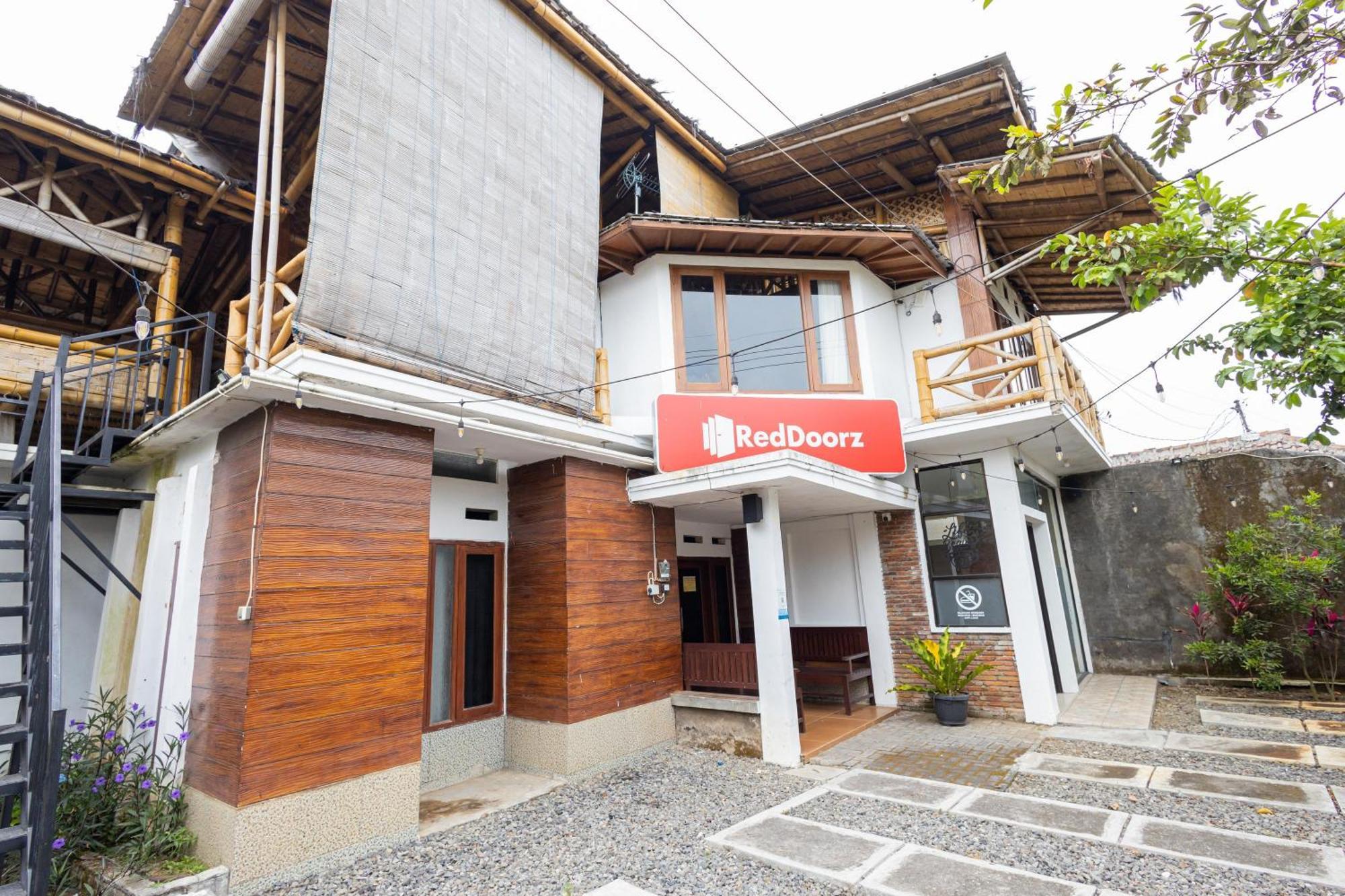 Reddoorz Syariah At Wisma Djokorio Poncokusumo 玛琅 外观 照片