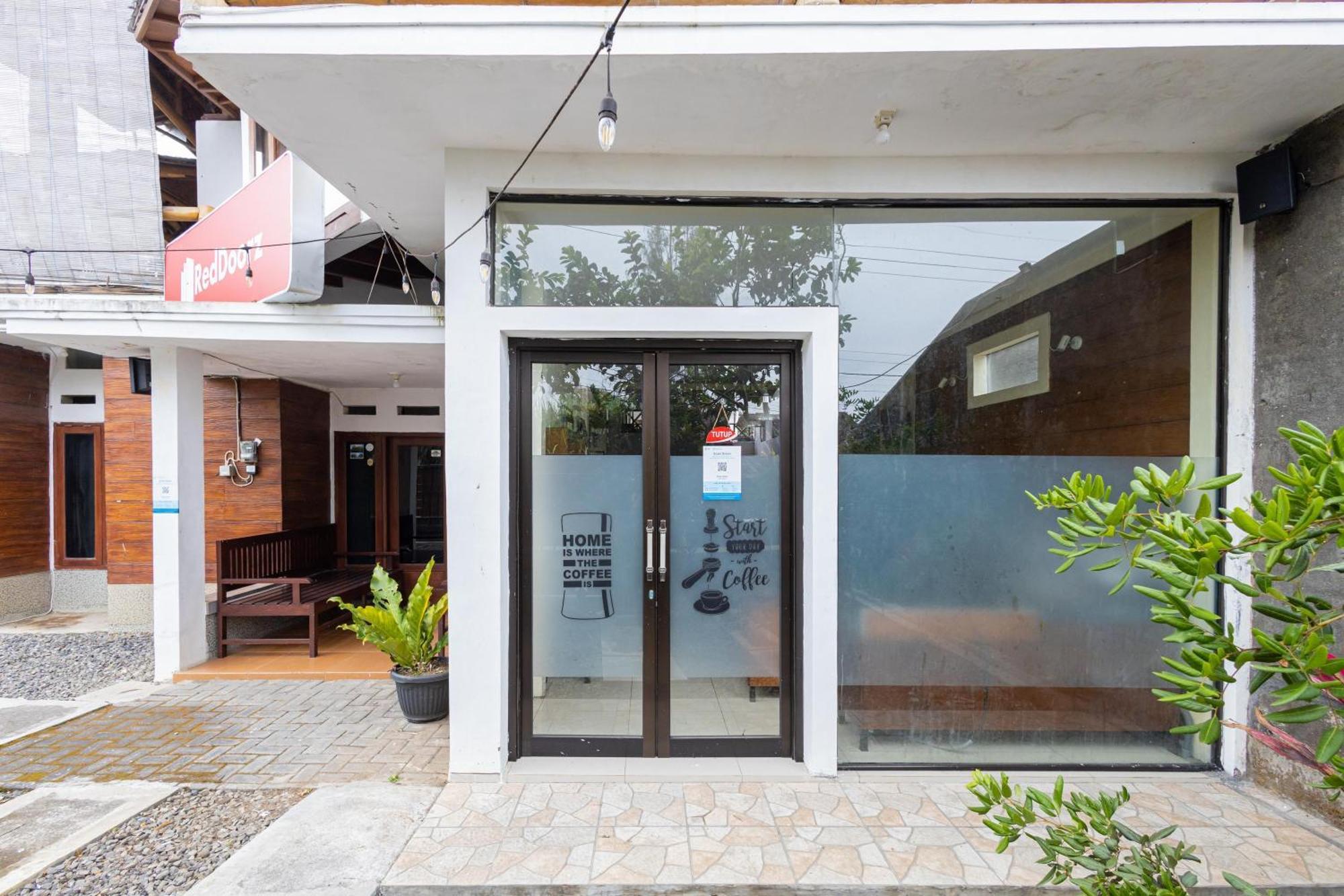 Reddoorz Syariah At Wisma Djokorio Poncokusumo 玛琅 外观 照片